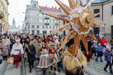 Lviv, Ukraine, 6 january 2022. Ukrainians sing Christmas carols as they carry decorated stars of Bethlehem and sheaves of wheat in their hands during. Ukrainian believers celebrate the Orthodox Christmas Day according to the old Julian calendar on 07