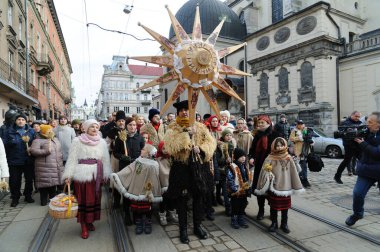 Lviv, Ukraine, 6 january 2022. Ukrainians sing Christmas carols as they carry decorated stars of Bethlehem and sheaves of wheat in their hands during. Ukrainian believers celebrate the Orthodox Christmas Day according to the old Julian calendar on 07