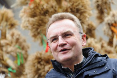 Lviv, Ukraine, 6 january 2022. Lviv mayor Andrii Sadovyi during a parade in downtown Lviv. Ukrainians sing Christmas carols as they carry decorated stars of Bethlehem and sheaves of wheat in their hands during. Ukrainian believers celebrate the Ortho