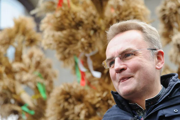 Lviv, Ukraine, 6 january 2022. Lviv mayor Andrii Sadovyi during a parade in downtown Lviv. Ukrainians sing Christmas carols as they carry decorated stars of Bethlehem and sheaves of wheat in their hands during. Ukrainian believers celebrate the Ortho