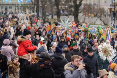 Lviv, Ukraine, 8 January 2022. Little boy watch procession of zvizdari (Christmas Star carriers) held as part of the Spalakh rizdvianoi zvizdy (The Flash of the Christmas Star) Festival in Lviv, western Ukraine. Every year, enthusiasts take to the st