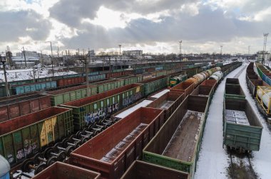 Lviv, Ukrayna, 18 Ocak 2022. Tren ve yük vagonları Lviv 'deki tren raylarında, Lviv tren istasyonunda..