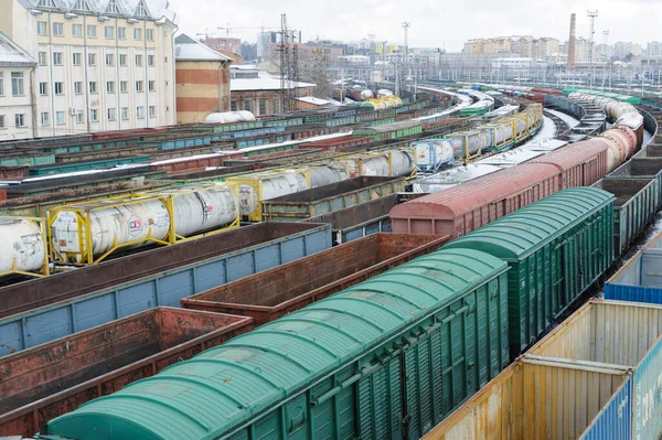 Lviv, Ukrayna, 18 Ocak 2022. Tren ve yük vagonları Lviv 'deki tren raylarında, Lviv tren istasyonunda..