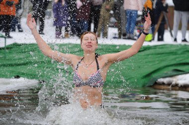 Ortodoks dinine mensup insanlar Epifani kutlamaları sırasında soğuk suda yıkanırlar. İnsanlar suyun özel iyileştirici özellikleri olduğuna ve çeşitli hastalıkları tedavi etmek için kullanılabileceğine inanıyorlar. Ve çoğu bu hastalığın kutlaması için buz banyosu yapıyor..