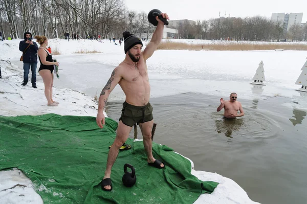 Lviv Ukraine January 2022 Man Doing Exercises Warm Bathing Cold — Stock Photo, Image