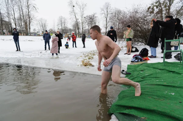 Люди Православной Религии Купаются Холодной Воде Время Празднования Богоявления Люди — стоковое фото