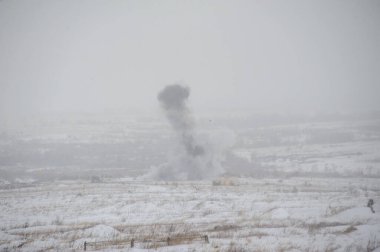 Lviv, Ukrayna 28 Ocak 2022. NLAW ATGM 'i elinde tutan Ukraynalı asker Ulusal Kara Kuvvetleri Akademisi' nin Uluslararası Barış ve Güvenlik Merkezi 'nde NLAW ATGM' nin pratik fırlatmaları sırasında görüldü.. 