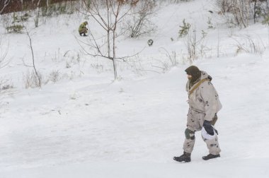 Lviv, Ukrayna 28 Ocak 2022. NLAW ATGM 'i elinde tutan Ukraynalı asker Ulusal Kara Kuvvetleri Akademisi' nin Uluslararası Barış ve Güvenlik Merkezi 'nde NLAW ATGM' nin pratik fırlatmaları sırasında görüldü.. 