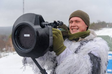 Lviv, Ukrayna 28 Ocak 2022. NLAW ATGM 'i elinde tutan Ukraynalı asker Ulusal Kara Kuvvetleri Akademisi' nin Uluslararası Barış ve Güvenlik Merkezi 'nde NLAW ATGM' nin pratik fırlatmaları sırasında görüldü.. 