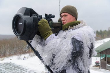 Lviv, Ukrayna 28 Ocak 2022. NLAW ATGM 'i elinde tutan Ukraynalı asker Ulusal Kara Kuvvetleri Akademisi' nin Uluslararası Barış ve Güvenlik Merkezi 'nde NLAW ATGM' nin pratik fırlatmaları sırasında görüldü.. 