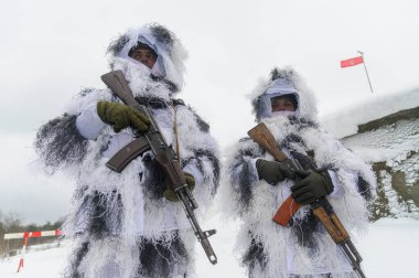Lviv, Ukrayna 28 Ocak 2022. Ulusal Kara Kuvvetleri Akademisi 'nin Uluslararası Barış ve Güvenlik Merkezi' nde NLAW ATGM uygulamalı fırlatmalarında Ukraynalı askerler kamuflaj yaparken görüldü.. 