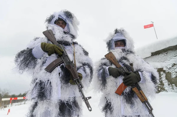 Lviv, Ukrayna 28 Ocak 2022. Ulusal Kara Kuvvetleri Akademisi 'nin Uluslararası Barış ve Güvenlik Merkezi' nde NLAW ATGM uygulamalı fırlatmalarında Ukraynalı askerler kamuflaj yaparken görüldü.. 