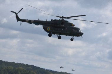 Ukrayna helikopteri, Lviv yakınlarındaki Ulusal Kara Kuvvetleri Akademisi Uluslararası Barış ve Güvenlik Merkezi 'nde düzenlenen hızlı üçlü tatbikat sırasında.
