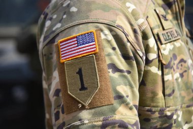 Amerikan askeri eğitmeninin sembolü, Lviv yakınlarındaki Ulusal Kara Kuvvetleri Akademisi 'nin Uluslararası Barış ve Güvenlik Merkezi' nde düzenlenen hızlı bir askeri tatbikat sırasında görüldü..