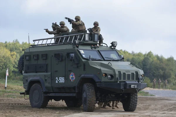 Ουκρανοί Στρατιώτες Οδηγούν Θωρακισμένο Όχημα Κατά Διάρκεια Κοινής Στρατιωτικής Άσκησης — Φωτογραφία Αρχείου