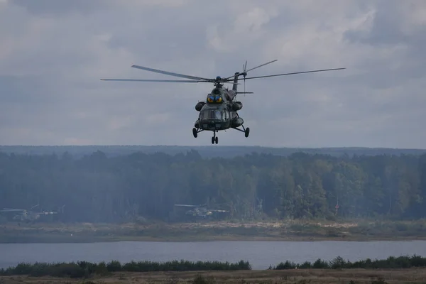 Ukrayna helikopteri, Lviv yakınlarındaki Ulusal Kara Kuvvetleri Akademisi Uluslararası Barış ve Güvenlik Merkezi 'nde düzenlenen hızlı üçlü tatbikat sırasında.