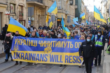 Lviv, Ukrayna, 19 Şubat 2022. Ukraynalılar, Ukrayna-Rusya sınırındaki gerginlik ortamında Lviv şehir merkezindeki Ukrayna için düzenlenen Birlik Yürüyüşüne katıldılar..