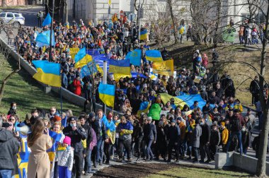 Lviv, Ukrayna, 19 Şubat 2022. Ukraynalılar, Ukrayna-Rusya sınırındaki gerginlik ortamında Lviv şehir merkezindeki Ukrayna için düzenlenen Birlik Yürüyüşüne katıldılar..
