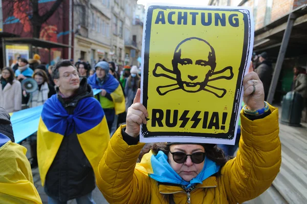 2022年2月19日 乌克兰利沃夫 在乌克兰 俄罗斯边境关系紧张的情况下 手持标语牌 Achtung Russia 的妇女参加了在利沃夫市中心举行的乌克兰联合大游行 — 免费的图库照片
