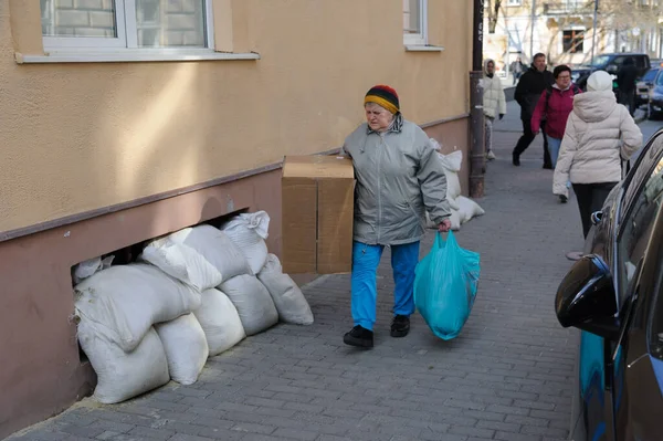 Львов Украина Апреля 2022 Года Люди Проходят Мимо Баррикады Мешка — стоковое фото