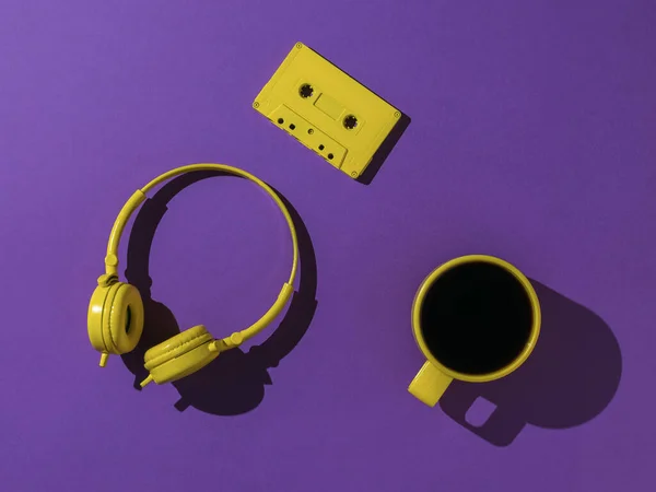 一台录音机 黄色耳机和一杯紫色背景的新鲜黑咖啡 颜色趋势 时尚配饰 — 图库照片