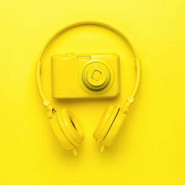 Auriculares Inalámbricos Amarillos Una Cámara Amarilla Sobre Fondo Amarillo Imagen — Foto de Stock