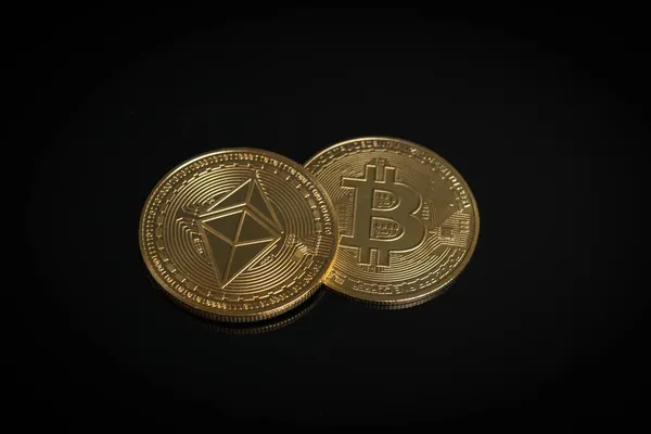 两个流行的数字硬币在黑色背景上 数字货币 — 图库照片