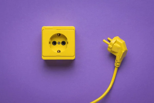 Желтый Шнур Питания Желтая Розетка Ярком Фиолетовом Фоне Стильный Дизайн — стоковое фото