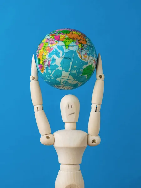 Man Holding Model Globe His Head Blue Background Earth Day — Stock Photo, Image