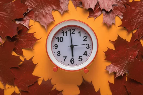 Классические Часы Ручками Оранжевом Фоне Осенними Листьями Осенняя Концепция — стоковое фото