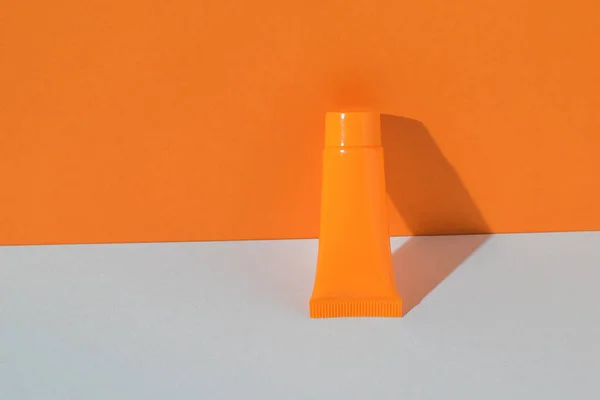 Orangefarbenes Rohr Mit Creme Hellem Licht Auf Weißem Und Orangefarbenem — Stockfoto