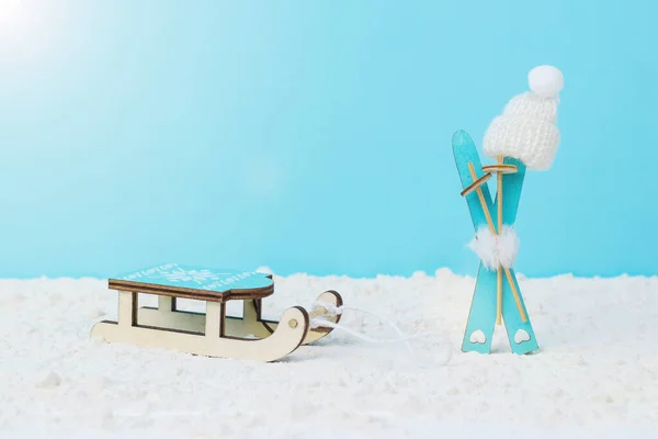 Деревянные Сани Набор Лыж Снегу Синем Фоне Оборудование Зимних Видов — стоковое фото