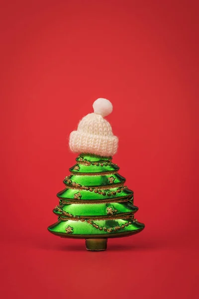 배경에 모자를 창조적 가문비나무 크리스마스 기념행사를 — 스톡 사진