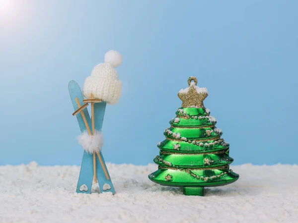 Комплект Лыж Шестом Вязаной Шляпой Украшенной Елкой Снегу Синем Фоне — стоковое фото