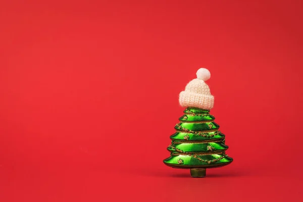 분홍색 모자를 크리스마스 트리의 창의적 이미지 문자를 크리스마스 기념행사를 — 스톡 사진