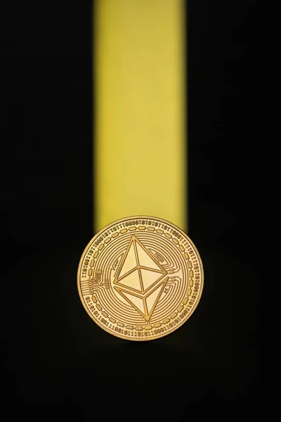 Эфириумная Цифровая Монета Желтый Луч Черном Фоне Концепция Повышения Цен — стоковое фото