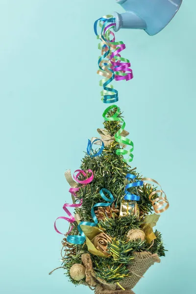 Plechovky Vánočním Stromečku Vytékají Pestrobarevné Stuhy Minimální Koncept Nového Roku — Stock fotografie