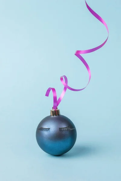 Uma Bola Azul Escura Com Pestanas Uma Fita Brilhante Fundo — Fotografia de Stock