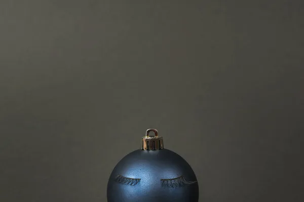 Tmavě Modrá Koule Řasami Tmavomodrém Pozadí Minimální Koncept Nového Roku — Stock fotografie