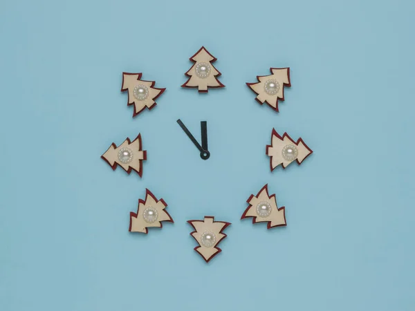 Mavi Arka Planda Noel Ağacı Figürlerinden Yapılmış Bir Saat Minimalizm — Stok fotoğraf