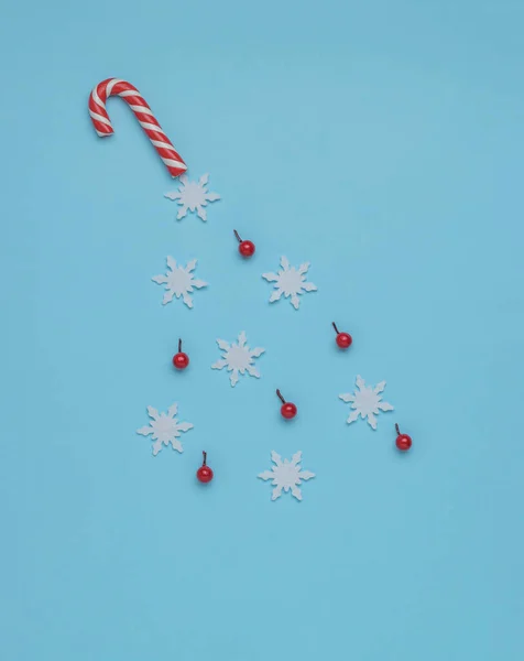 Sněhové Vločky Sladkosti Vylétávající Vánočního Klacku Modrém Pozadí Minimalismus Současné — Stock fotografie