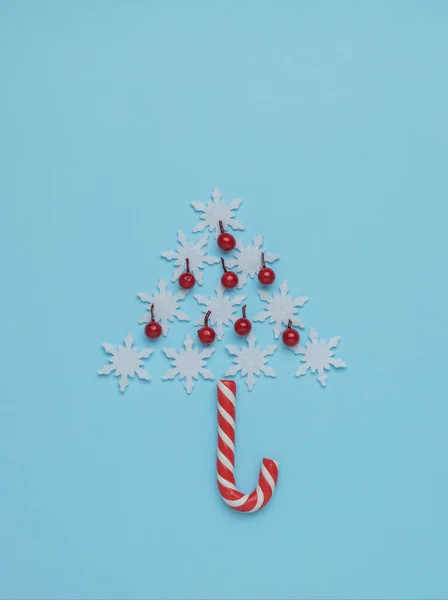 Tvůrčí Vánoční Stromek Sladkostmi Modrém Pozadí Minimální Koncept Nového Roku — Stock fotografie