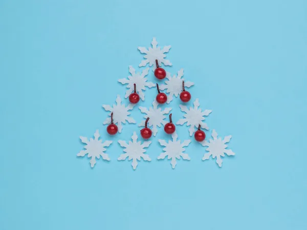 Vánoční Stromek Bílých Sněhových Vloček Bobulí Modrém Pozadí Minimální Koncept — Stock fotografie