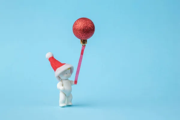 Ребенок Красной Шляпе Летящим Рождественским Мячом Минимализм Концепция Нового Года — стоковое фото