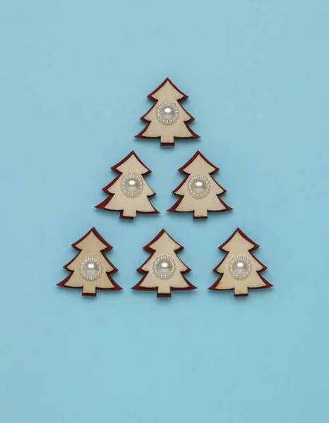 Zdobený Vánoční Stromek Malých Postav Dřevěných Jedlí Minimální Koncept Nového — Stock fotografie