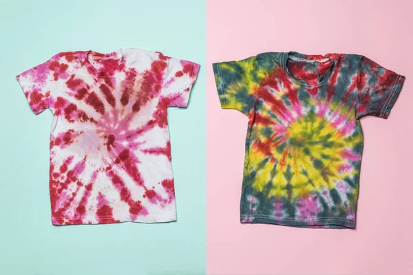 Duas Lindas Camisetas Gravata Fundo Dois Tons Colorir Roupas Mão — Fotografia de Stock