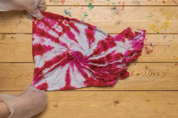 Ξετυλίγοντας Μια Κόκκινη Και Άσπρη Γραβάτα Βαφή Shirt Μετά Ζωγραφική — Φωτογραφία Αρχείου