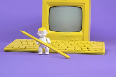 Monitörün arka planında kurşun kalem ve mor arka planda bilgisayar olan bir bebek heykeli. Online eğitim kavramı.