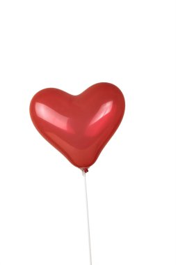 Beyaz arka planda izole edilmiş kalp şeklinde şık bir balon. Sevgililer Günü konsepti.