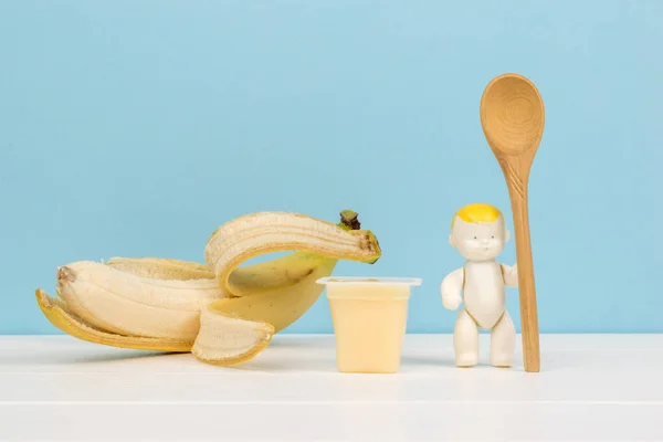 Чашка Йогурта Ребенок Ложке Очищенный Банан Деревянном Столе Банановый Десерт — стоковое фото